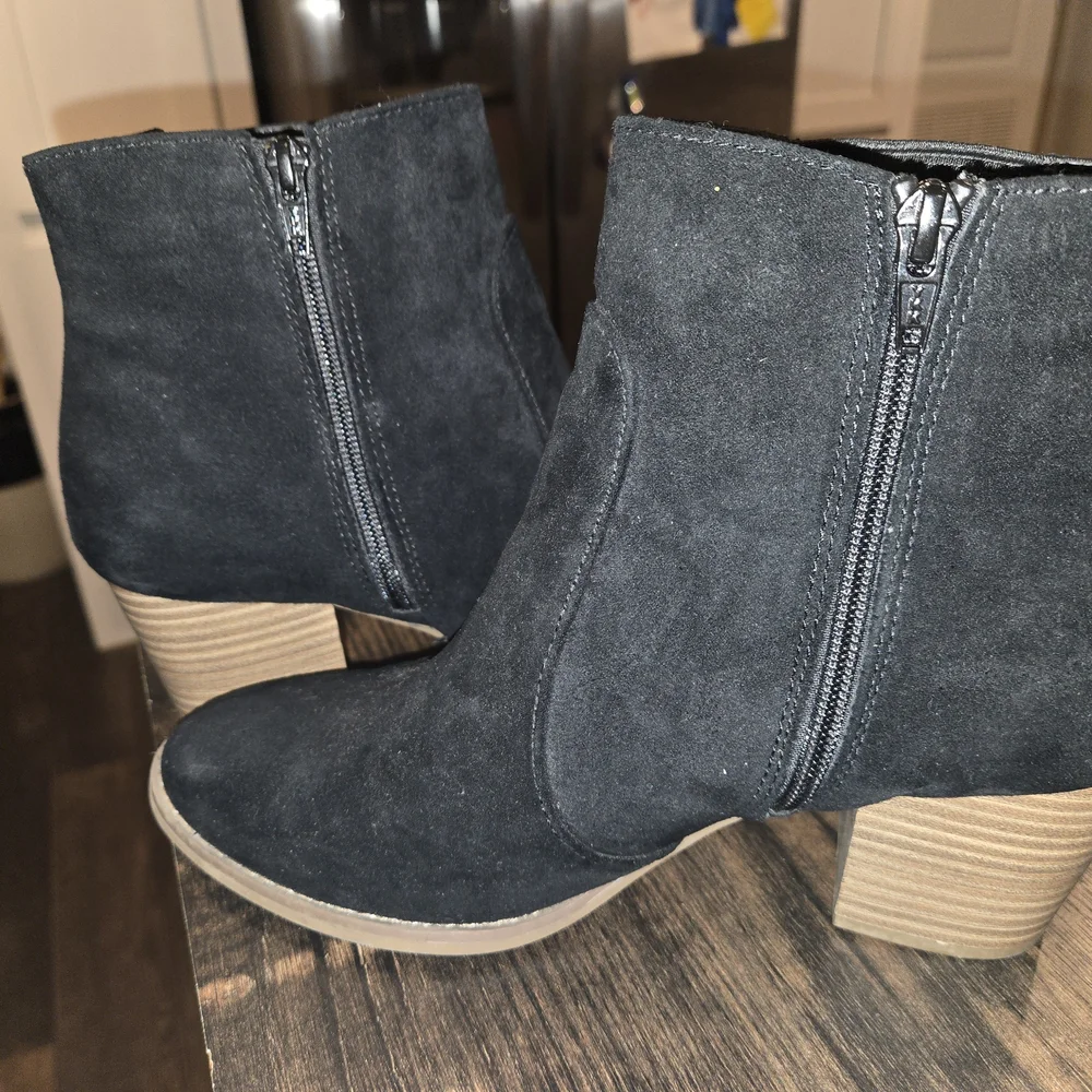 Universal Thread Dark Suede Ankle Booties Womens Size 8.5 - Picture 4 of 6